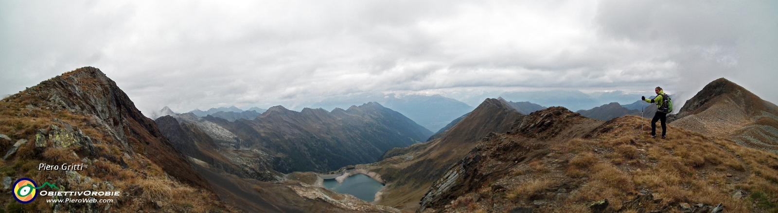 19.1 Panoramica verso la Valle del Livrio e verso Cima di Venina sulla dx.jpg